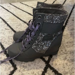 NEW Sorel girls Lexie wedge boots, gray with sparkles
